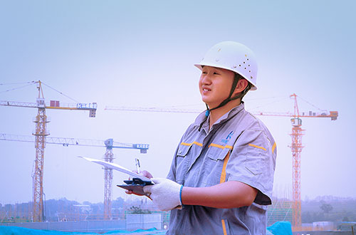 機(jī)械管理員在一線(xiàn)